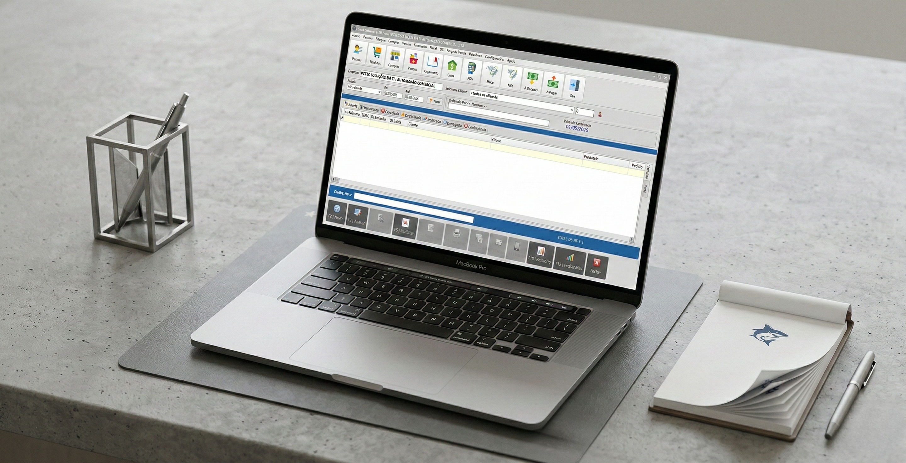 Interface do módulo de faturamento do sistema xShark em um notebook, detalhando os campos de emissão de notas fiscais eletrônicas.